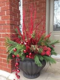 Hartriegel Koniferen Und Weihnachtskugeln Im Pflanzkubel Deko Hauseingang Weihnachten Weihnachtsdekoration Outdoor Dekorationen