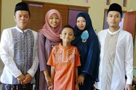 Dalam foto yang satu ini terlihat gus azmi sedang berada di depan cermin dan mengenakan atasan hitam. Sekolah Gus Azmi Nusagates