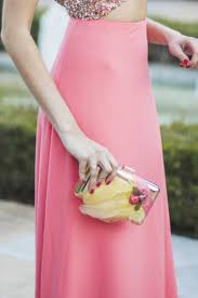 Clutch de ratán en forma de concha, de bolsos de mano. Bolso Dorado Con Plumas Azul Grisaceo Y Joya De Insecto Coral