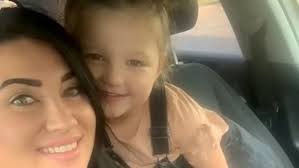Anyukám terhes, a földön fekszik velem": 3 éves kislányának köszönheti az  életét a kismama