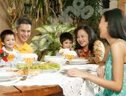 Tradisi makan bersama anggota keluarga saat ini sudah makin jarang dilakukan karena terbatasnya waktu berkumpul. Manfaat Makan Bersama Keluarga