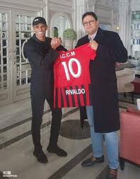 Rivaldo trở thành một trong những nhân vật trung tâm của sự chỉ trích mỗi khi brazil không chiến thắng, kể từ olympics 1996, sau khi anh hứa sẽ giữ vững phong độ tại đội tuyển quốc gia như khi đá cho câu lạc bộ. Rivaldo Wird Trainer Beim Marokkanischem Drittligisten Chabab Mohammedia Transfermarkt