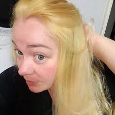 Whether or not you're better off going to the salon with dirty hair actually depends on the condition of your hair and the color you've chosen to dye it. Should You Wash Your Hair Before Bleaching It Is It Better To Bleach Clean Or Dirty Hair