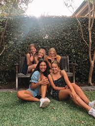 Alexandria is gathering its friends in these july days. Vsco Summer Pretty Bff Best Friends Vibes Aesthetic Summer Vibes Friends Photo Friend Photoshoot