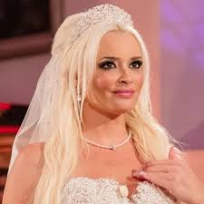 Doch so bekommt sophia auch einen lieben taufpaten. Daniela Katzenberger Sie Versteigert Ihr Brautkleid Gala De