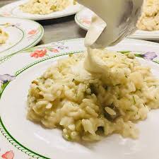 Preparate prima di tutto il brodo vegetale, che vi servirà per la cottura del risotto. Risotto Agli Asparagi E Prosecco Con Fonduta Di Taleggio Picture Of La Capinera Hotel Restaurant Pizza Pianiga Tripadvisor