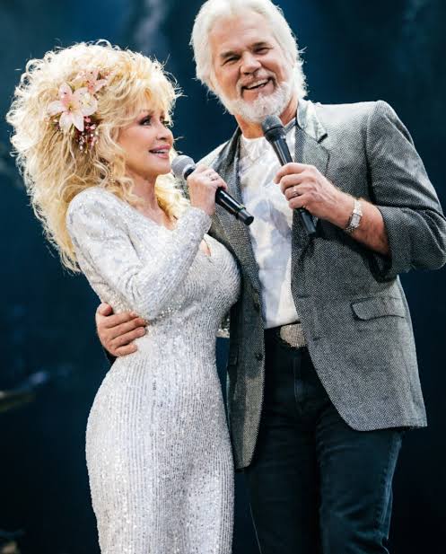 Kenny Rogers and Dolly Parton perform Islands in the Stream