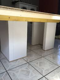 Pour un banc de jardin en béton cellulaire, vous choisirez des blocs de grande épaisseur, hydrofuges s'ils doivent être exposés à la pluie. Pied En Beton Cellulaire Pour Table Beton Table Beton Design De Salle De Bain Table Basse Beton