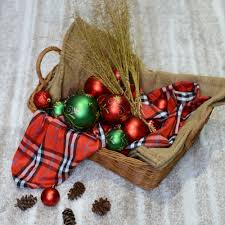 Ayo, membuat kap lampu dari natural fiber! Tips Dan Trik Dekorasi Natal Untuk Rumah Mungil