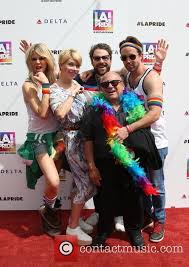 After invading the world of the wealthy, charlie and dee find romance. Charlie Day Charlie Day It S Always Sunny In Philadelphia Sunny In Philadelphia