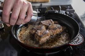 800 g di arrosto di vitello (già legato, come dicevamo), 1 litro di latte intero, 2 foglie di alloro, 1 carota, 1 cipolla, 1 costa di sedano in una capiente padella, mettete dell'olio e fatevi soffriggere leggermente un trito di cipolla, sedano e. Saltare In Padella Di Vitello