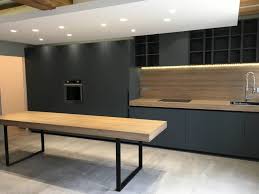 Éléments fenix plans de travail ep.un.chant fenix chant abs 14 m2 77 95 chant fenix chant abs 20 m2 79 98 supplément 2 faces décor ep. Cuisine Megeve Fenix Et Plan De Travail En Bois Avec Ilot Il Bagno