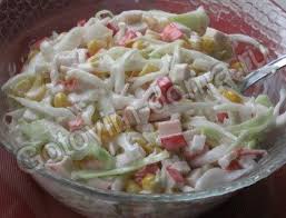 салат с копченой курицей и кукурузой и крабовыми палочками Salat Iz Krabovyh Palochek S Kukuruzoj Poshagovyj Recept S Foto Na Gotovim Doma Recept Recepty Salatov Eda Idei Dlya Blyud