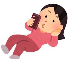 寝転がりながら携帯電話を使う人のイラスト（女性）&nbsp;|&nbsp;かわいいフリー&nbsp;...