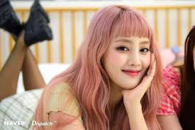 10 Potret Kece Minnie (G)I-IDLE yang Comeback dengan Rambut Pink