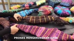 Batik celup ikat adalah batik yang dibuat tanpa menggunakan malam sebagai bahan perintang akan tetapi menggunakan tali yang. Exclusive Batik Ikat Celup Youtube