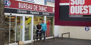 Bureau de tabac, internet 6 l'anonymat des cartes bancaires prépayées la plupart des recharges s'achètent chez les bureaux de tabac qui n'ont aucune obligation. Un Second Bureau De Tabac