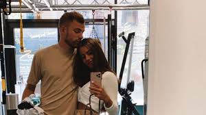 Instead, the kicker asked his dream woman the question of all questions and made her a marriage proposal. So Verliebt Sarah Lombardi Teilt Neuen Paar Schnappschuss Promiflash De