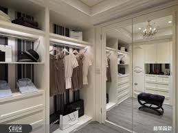 而門後則是貼滿鏡子 一來可作為穿衣鏡使用 二來也有放大視覺空間的效果 收納功能齊全 甚至連燙馬都隱藏其中 現在這個空間成為最令人羨慕的小天地 amazing closets walk in closet closet island