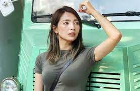 May 30, 2021 · 香港資深女星薛家燕在1996年電影《食神》裡飾演比賽評審，在戲中吃完「黯然銷魂飯」的陶醉模樣令觀眾印象深刻；現實生活中的她，雖然婚姻不順. é˜¿å–œfç´š é›„å‰æ›²ç·šå¡ä¸Šè¡£ ç²‰ç‹‚è®šåƒæ–°åž£çµè¡£ åäºº æ™‚å°š