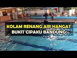 Wisata Ke Bandung Cobain Deh Serunya Berenang Di Kolam Renang Air Hangat Bukit Cipaku Youtube
