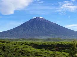 Pemandangan gunung kembar, gunung kembar legendaris) adalah pola lukisan umum yang digambar oleh anak tk atau sd di indonesia. 10 Gunung Indah Di Indonesia Yang Punya Banyak Cerita Katalog Tempat Wisata Liburan
