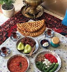 فطور الصباح على الطريقة التركية افكار تزيين الأطباق In 2020 Iranisches Essen Afghanisches Rezept Lebensmittel Essen