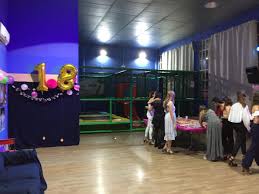 En la segunda planta es un local acondicionado para cualquier tipo de eventos (fiestas particulares local para oficina, con 2.536 m² construidos, situado en la planta baja del edificio residencial castellarnau. Local Para Fiestas Privadas Sabadell Sala Para Fiestas Y Cumpleanos