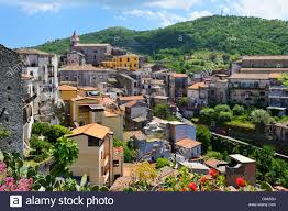Castiglione di sicilia rests upon a hill on the north side of mount etna, right in the middle of a valley laying between randazzo and taormina, carved out by alcantara river. Blick Uber Rot Gekachelten Dachern Von Castiglione Di Sicilia Sizilien Italien Stockfotografie Alamy