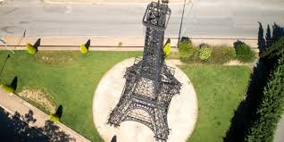 Σοκαρισμένη είναι η τοπική κοινωνία στην κυπαρισσία μετά τη δολοφονία ενός 39χρονου από έναν 72χρονο, σε κατάστημα με είδη. Ki Omws Yparxei Pyrgos Toy Aifel Kai Sthn Ellada Sthn Eisodo Xwrioy Eikones Travel Iefimerida Gr