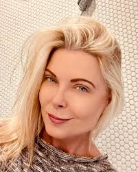 I'm so sick of influencers posting fake pictures and videos to make their  lives seem perfect 24/7. Trust me… it's an illusion. For example, I look  nothing like this heavily filtered photo