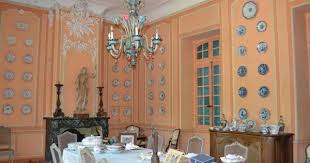 Dans Le Sud De L Aquitaine Une Demeure Historique Reenchantee Par Deux Artistes Salle A Manger Classique Chateau A Vendre Et Aquitaine