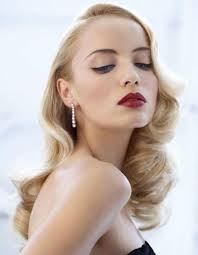 Plus vos cheveux seront épais, plus votre coiffure sera volumineuse et sublimera votre minois. Coiffure Vintage Annees 40 Coiffure Vintage Nos Plus Belles Inspirations Pour Un Look Glamour Elle