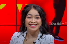 Umur 34 tahun) adalah seorang komedian berkebangsaan indonesia.ia dikenal melalui video curhatannya menggunakan dialek melayu betawi yang viral di media sosial. Polosnya Nina Mpok Alpa Tak Tahu Ari Lasso Seorang Musisi Halaman All Kompas Com
