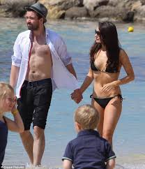 Hollyoaks' claire cooper is expecting her first child with husband emmett scanlan. Hollyoaks Co Stars Claire Cooper And Emmett Scanlan Go Public With Their Romance Daily Mail Online