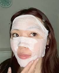 去了innisfree在A11的快閃店牛奶水精華包裝很可愛欸我拿來濕敷，一整天皮膚水嫩到不行...  而且吸收速度很快，大推薦跟我一樣外油內乾的水美眉(｡☌ᴗ☌｡) P.s 看起來超笨吐司海綿是快閃店送的喔