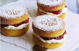 Seperti namanya, kue bolu panggang ini sebenarnya prosesnya sama seperti cara cara membuat bolu panggang ini memang lebih populer dibandingkan dengan jenis bolu kukus yang lain. Kue Bolu Panggang Mini Enak