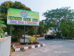 Bagi pengunjung yang ingin bermalam, terdapat juga fasilitas villa dan restoran yang menyajikan masakan khas sunda. Waterboom Loji Karawang Goreng
