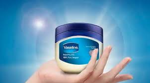 When your skin is cracked, its moisture barrier has been severely damaged by dryness and has difficulty repairing itself. Selain Untuk Wajah Ini 3 Manfaat Vaseline Repairing Jelly
