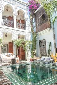 Authentic Cuisine A Charming Courtyard With Swimming Pool And Stylish Morocca Home Decor Designs 2017 Lugares Baratos Para Viajar Casas Luxuosas Lugares Para Viajar
