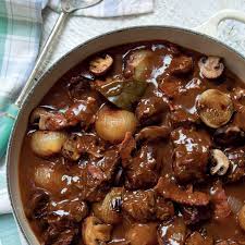 Zoek Je Het Recept Voor Boeuf Bourignon Wij Hebben Het Voor Je Online Staan Volg De Stapjes En Geniet Van Je Eigen Gem Boeuf Bourguignon Voedsel Ideeen Vlees