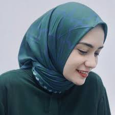 Istri arya saloka merasa kesal dengan sejumlah pesan kasar yang ditujukan kepadanya di instagram. 9 Pesona Istri Arya Saloka Saat Berhijab Dan Kenakan Mukena Adem