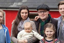 Like his brother michael patrick kelly, he is particularly adored in germany, where the kelly family experienced their greatest successes. Auswandererfamilie Angelo Kelly Das Grosse Gluck Kam Nach Der Karriere Brigitte De
