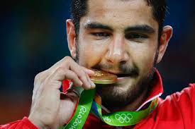 Dünya, olimpiyat ve avrupa şampiyonu olan akgül, 2021 senesine ertelenen 2020 tokyo olimpiyatların'da. Taha Akgul Ringer Schwergewicht In Der Klasse Bis 125 Kilogramm Testet Seine Errungenschaft Aus Gold Auf Echtheit