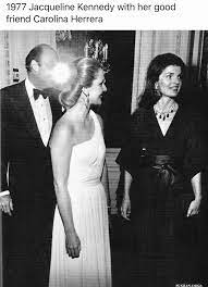 Cw21dlr Jackie With Her Friend Carolina Herrera Who In 1986 As A Budding Fashion Design Would Be Jackie Onassis Jacqueline Kennedy Style Jacqueline Kennedy
