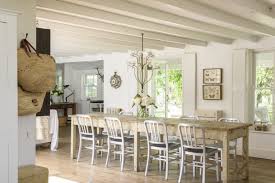 Une Maison Blanche Au Design Nouvelle Angleterre Et Ses Dependances Planete Deco A Homes World En 2020 Salons De Ferme Decoration Salon Salon Maison
