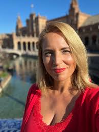 ☀️The new run continues tonight at 6pm @channel4 @aplaceinthesunofficial ☀️  I'm house hunting in sunny Seville for Emma & John 🇪🇸🍊I'm showing them  modern apartments and turn-key retreats, all within their 150k