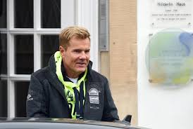 Einen platz in diesem gebäude hinzufügen (firma, geschäft, etc). Dieter Bohlen Joggt Sich In Bad Driburg Fit Fur Dsds Dreharbeiten Vom Park In Den Glass Cube Bad Driburg Westfalen Blatt