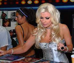 Файл:Brittany Andrews at Exxxotica New Jersey 2010.jpg — Википедия