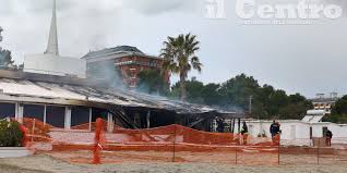 Le prime fasi dell'incendio con arrivo dei vigili del fuoco allo stabilimento oriente. Tortuga In Fiamme Locale Distrutto Video E Fotogallery Pescara Il Centro